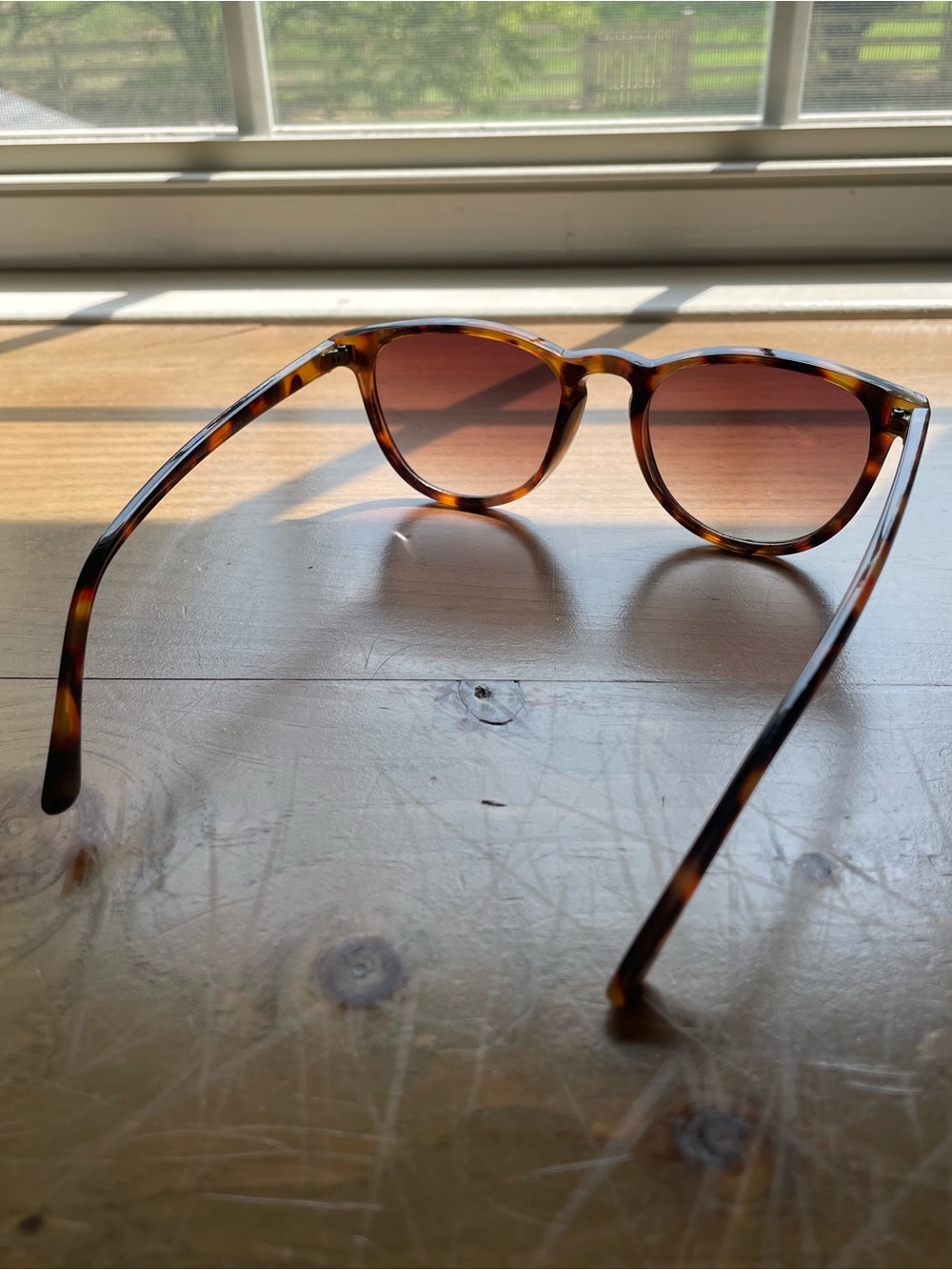 Simple Tortoiseshell Sunglasses - Picture 3 of 3